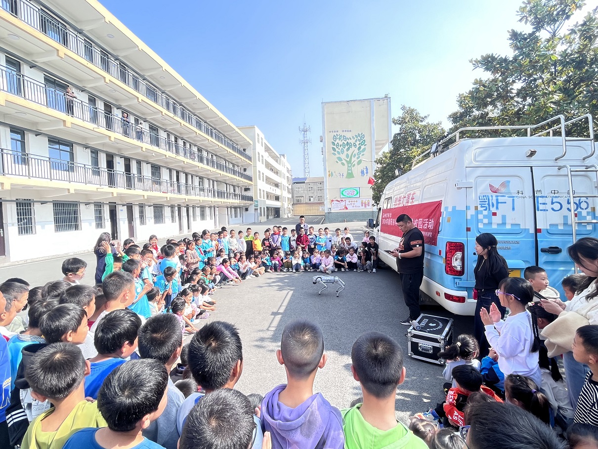 老河口：科普大篷车进校园 点燃孩子们的科学热情