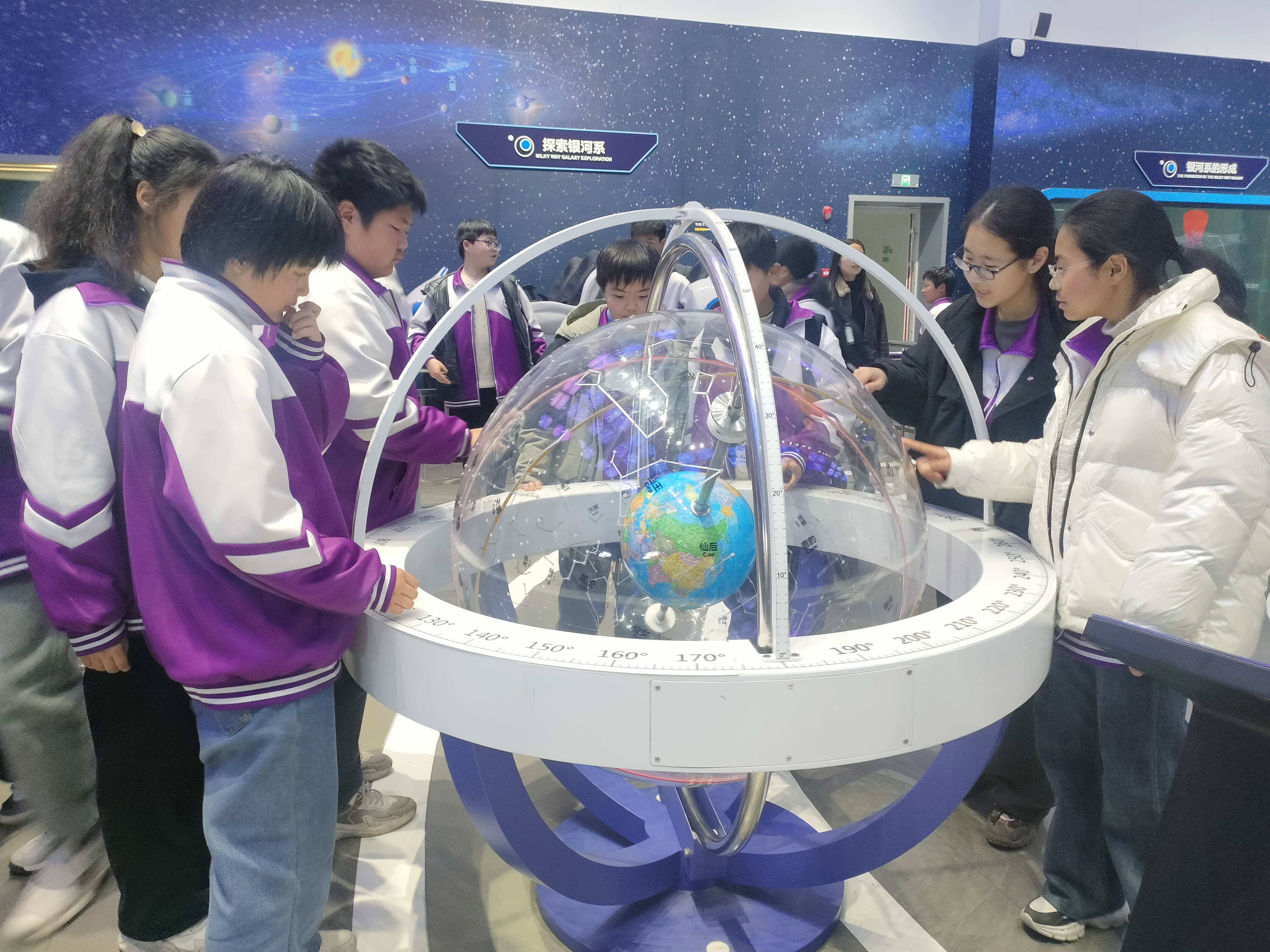 老河口市四中教联体走进科技馆