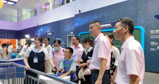 阳光少年成长营”活动走进科技馆