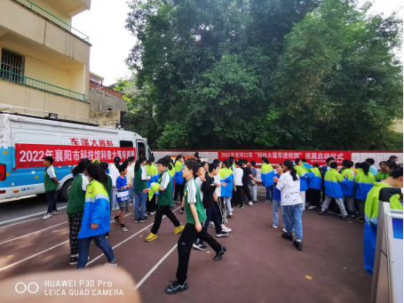 科普大篷车进校园，点亮学生科技梦
