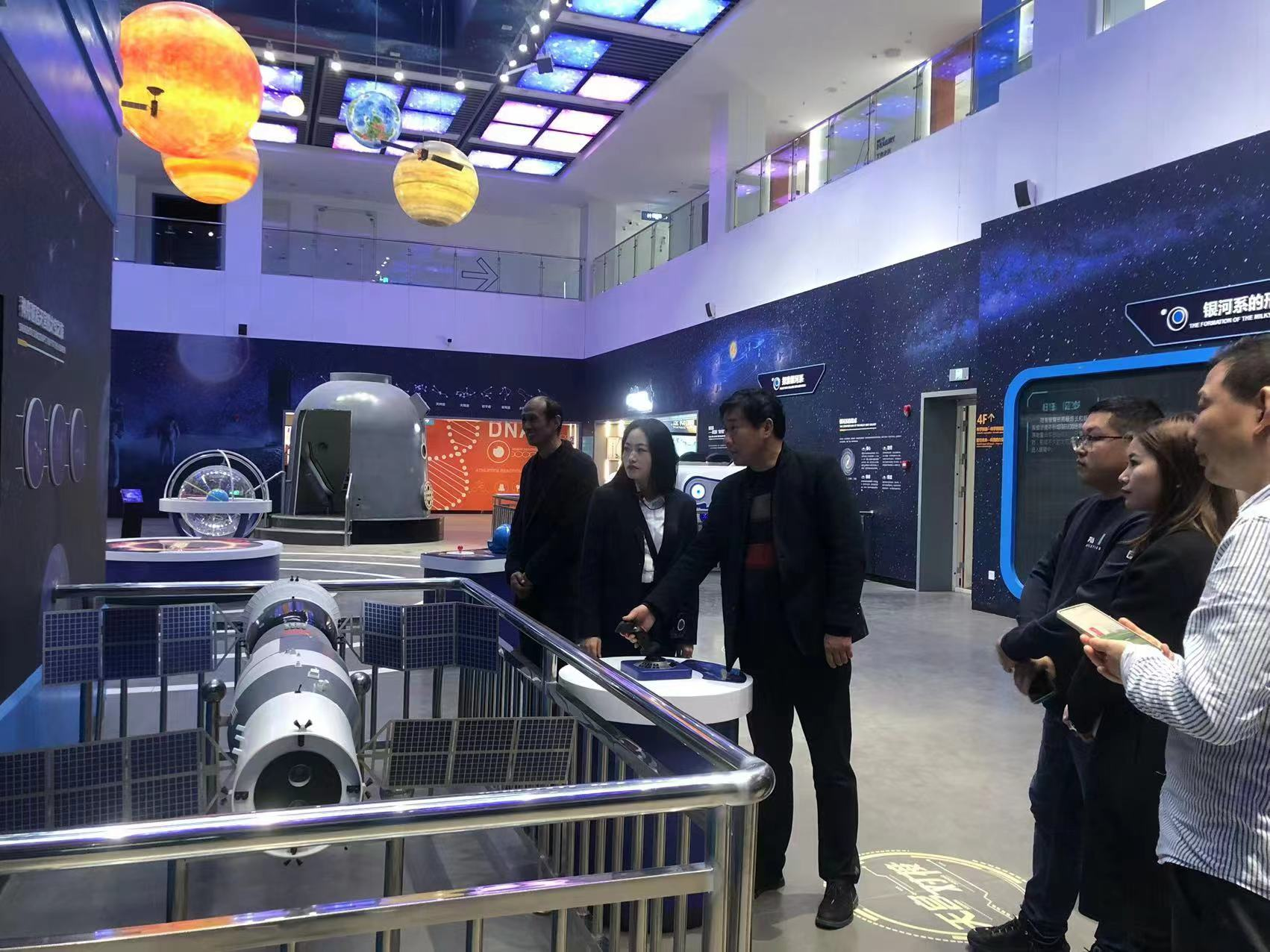秭归县科协来老河口市科技馆参观交流