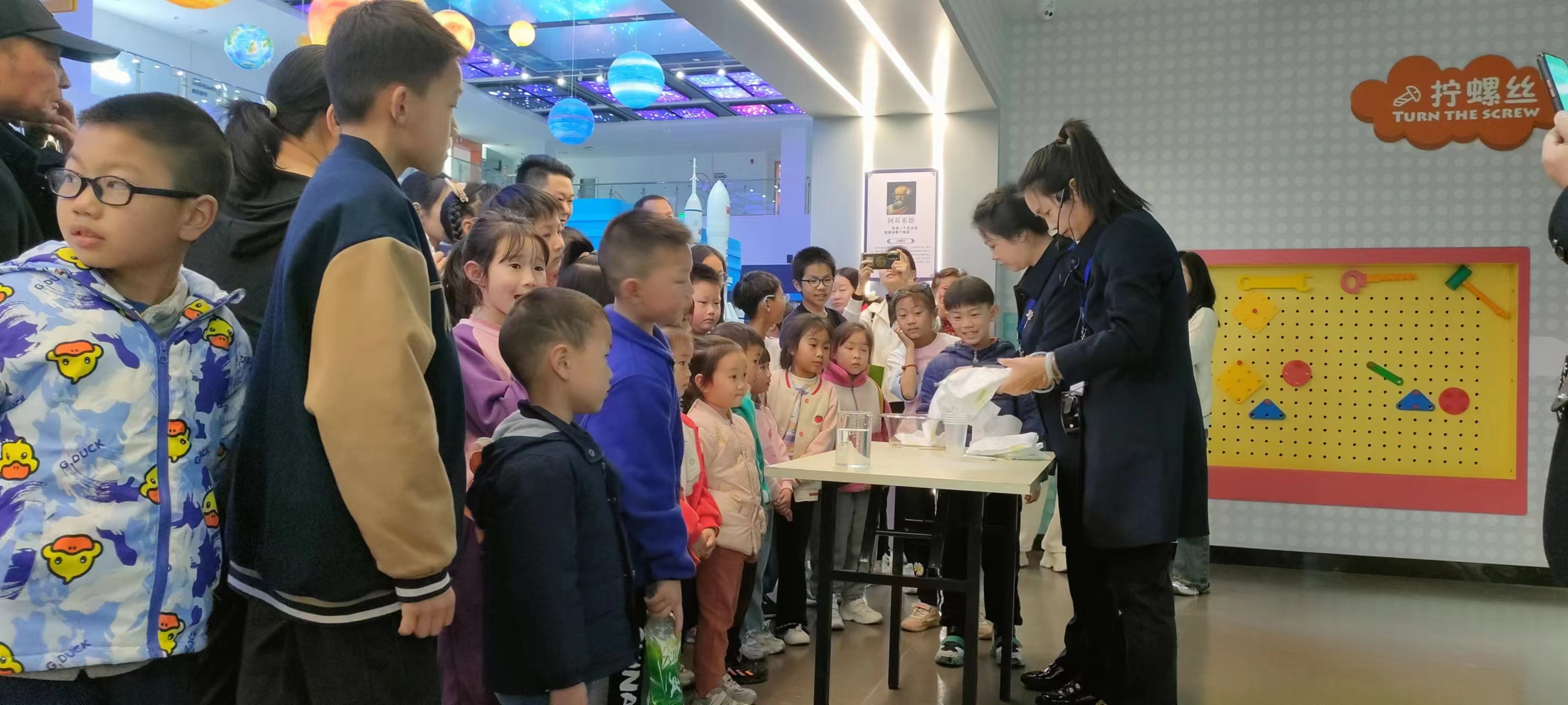 老河口市科技馆开展科学小实验活动