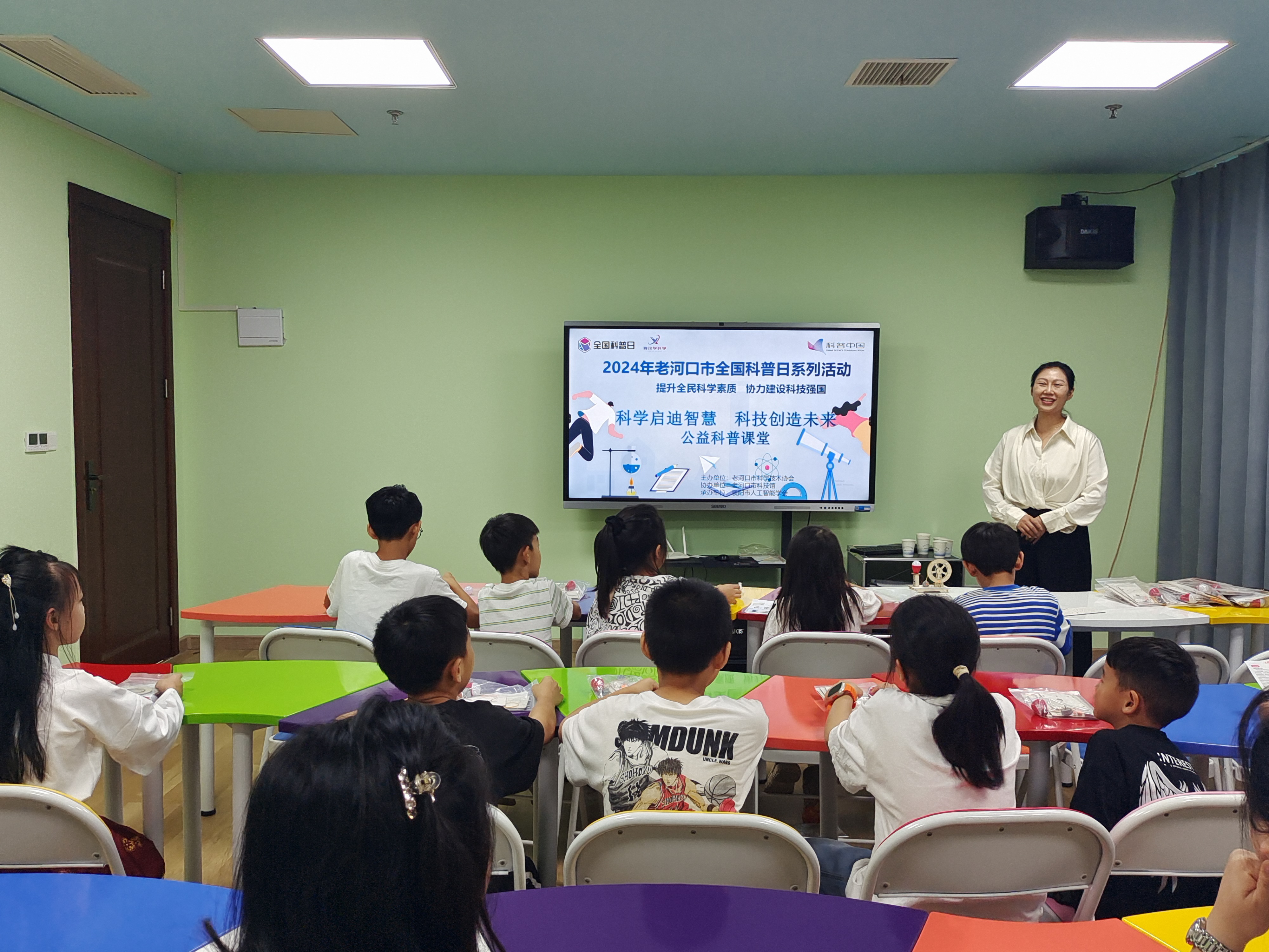 老河口市科技馆举办电子制作主题教育公益科普课堂
