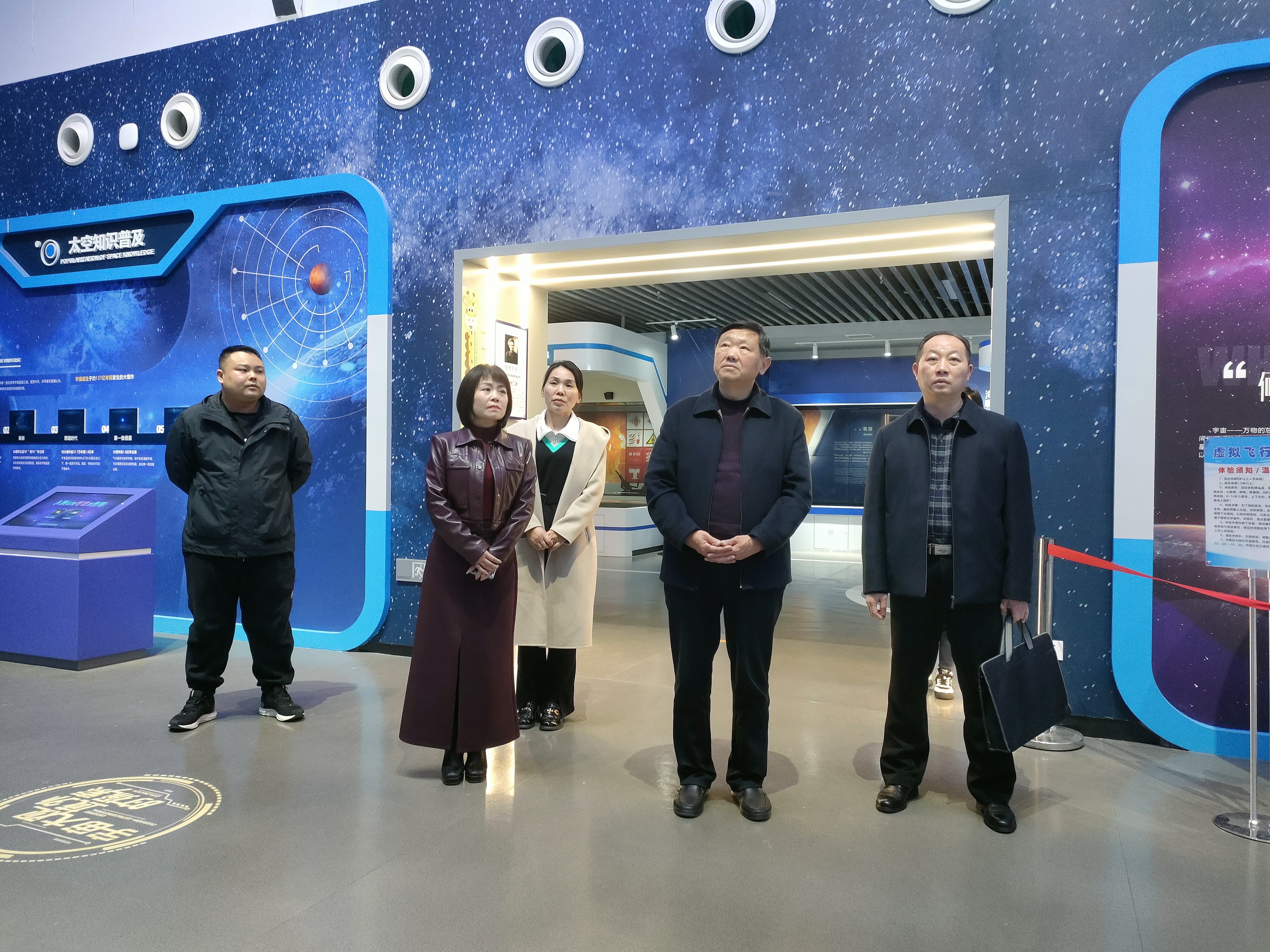 南漳县科协到老河口市科技馆观摩交流
