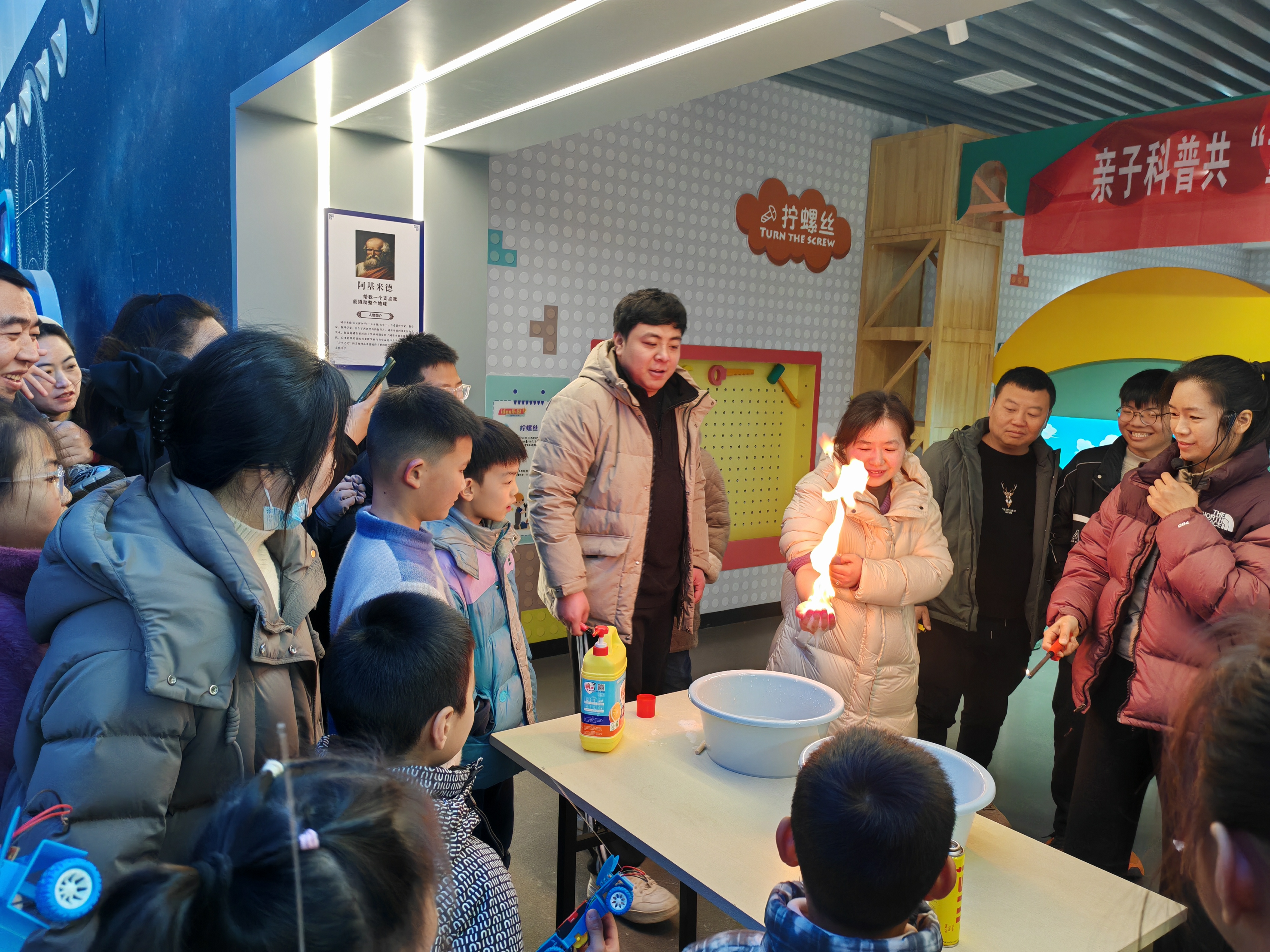 &zwnj;老河口市科技馆元旦假期用科学实验引爆少年科学梦