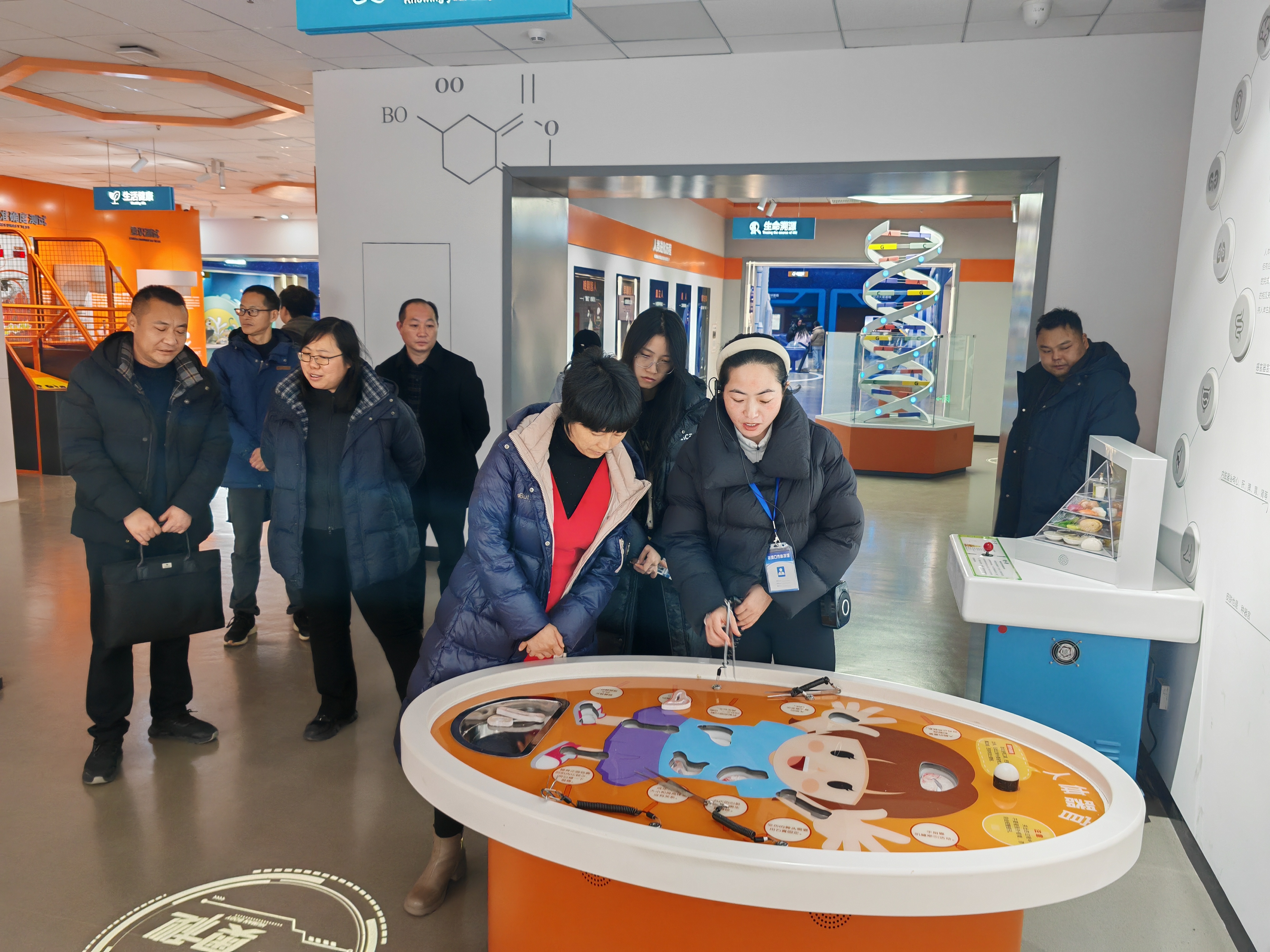 宜城市科协来老河口市科技馆参观调研