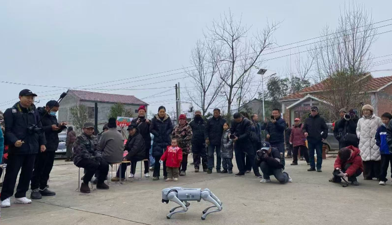 老河口市科协走进袁冲乡樊庄村  机器狗亮相引村民热捧