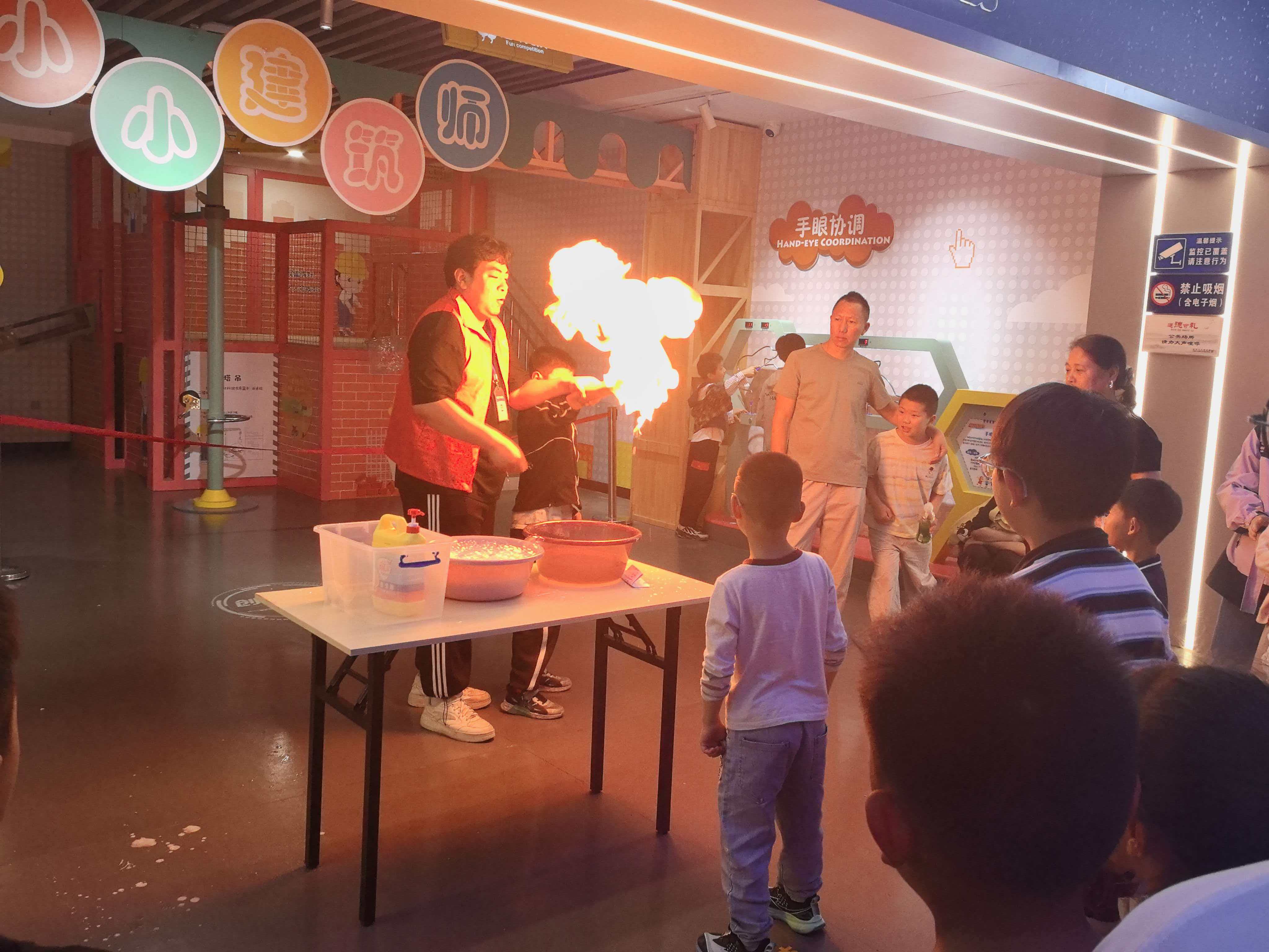老河口市科技馆：科技盛宴 嗨翻&ldquo;五一&rdquo;